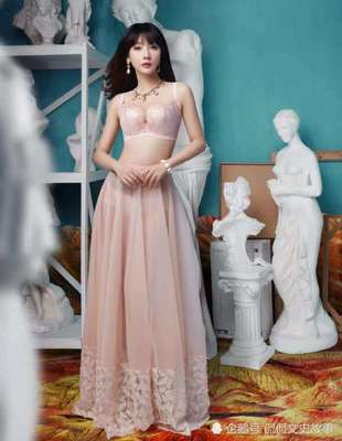 柳巖時尚演繹內衣風采，多色蕾絲盡顯優雅與性感